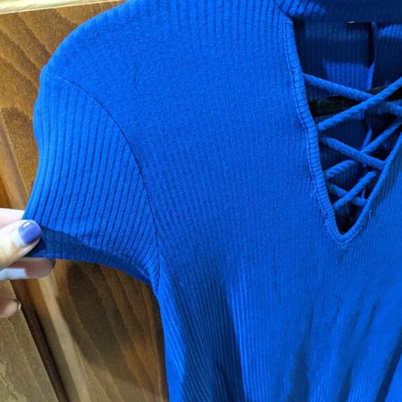 Ginger G Blue Ribbed Criss Cross V Neck Tee Size Small - Picture 3 of 8